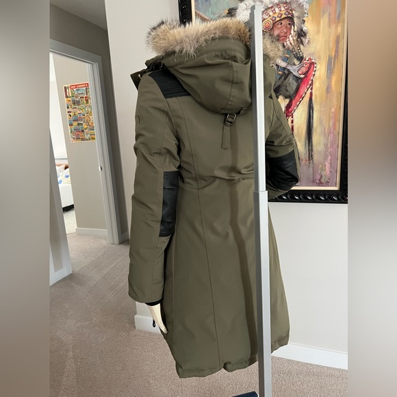 CMFR Women’s Down Parka with Coyote Fur Trim – Size XS
Rated for -30°C - Picture 4 of 16